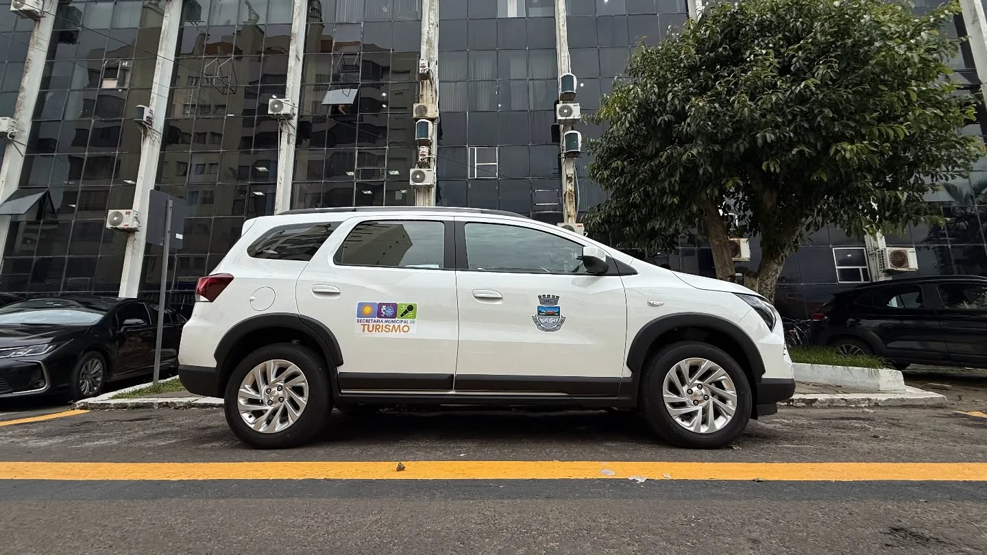 Na tarde de hoje, a Prefeitura de Tramandaí recebeu um importante reforço para a Secretaria Municipal de Turismo: um veículo novo, tipo minivan 7 lugares (Spin), que passa a integrar a estrutura de trabalho da pasta.