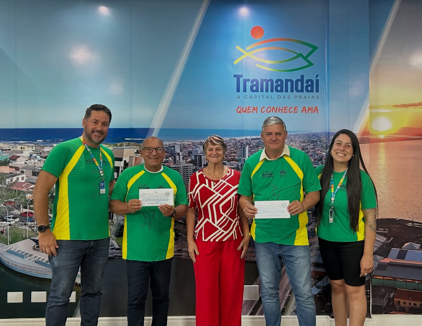 Na tarde desta quinta-feira (26/02), o prefeito Juarezinho e o vice-prefeito Claudiomir receberam a secretária de Educação, Alvanira Ferri Gamba, juntamente com a equipe da pasta, para a entrega oficial do convite da Abertura dos Jogos de Integração da Comunidade Escolar de Tramandaí.