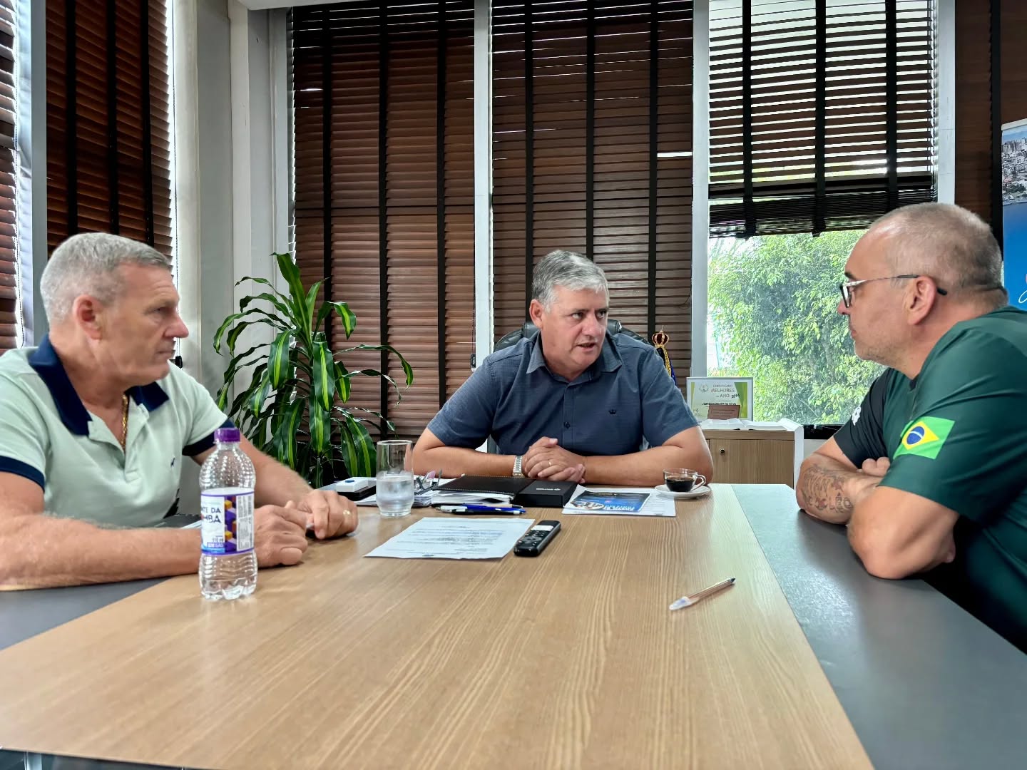 Nesta quinta-feira (16/04), realizamos mais uma edição do Gabinete Aberto, um momento importante de proximidade com a nossa comunidade. Um espaço onde a população tem voz, é ouvida e participa diretamente da construção de uma cidade melhor.