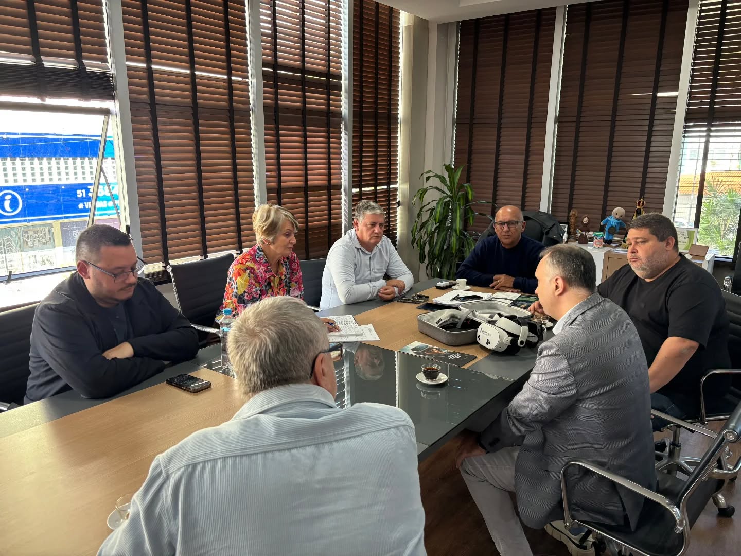 Na tarde desta quarta-feira (29/04), no Gabinete do Prefeito, a Administração Municipal recebeu a empresa Vortex VR, que apresentou uma tecnologia inovadora: óculos de realidade virtual educativa.