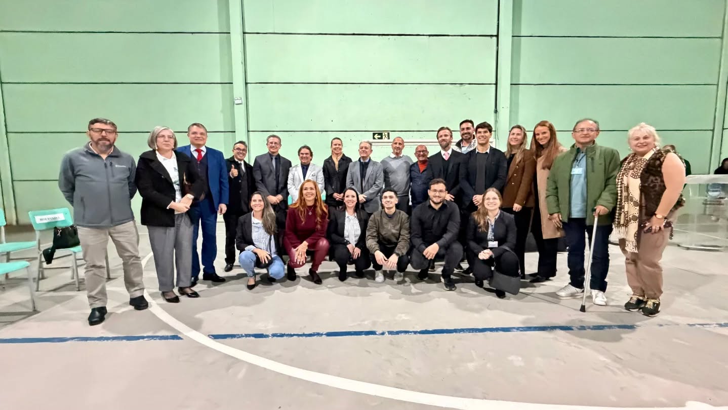 Hoje foi dia de celebrar uma grande conquista: a entrega de 800 títulos de propriedade para moradores do Jardim Atlântico, na Portelinha, resultado do trabalho desenvolvido através do Projeto Terra – Você é dono do seu imóvel?.