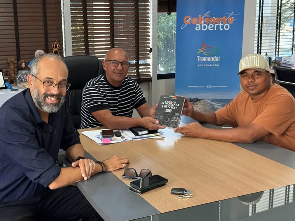 Nesta sexta-feira (13/03), o prefeito Juarezinho e o secretário de Cultura e Economia Criativa, Paulinho Rícoli, receberam Rafa Rafuagi, rapper, escritor, empreendedor social e fundador do Ecossistema ACHE.