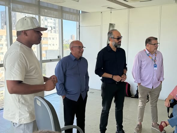 Na manhã desta quinta-feira (02/04), o prefeito Juarezinho esteve em agenda com o comandante do 3º Regimento de Cavalaria de Guardas, TC Rodrigo Viegas Pacheco, acompanhado do secretário de Cultura e Economia Criativa, Paulinho Rícolli, e do assessor da secretaria e diretor do setor de tradicionalismo, Rogério Ribeiro.