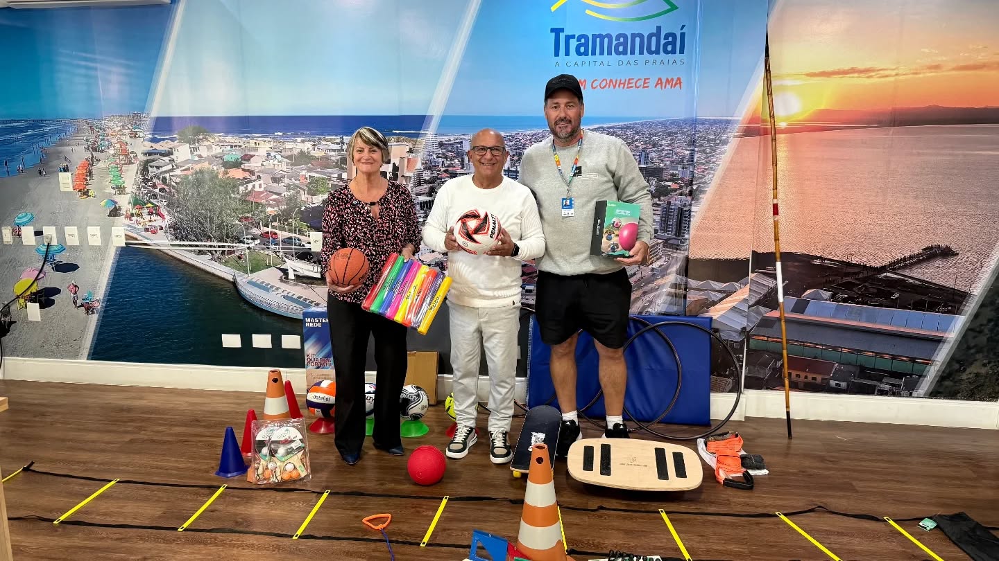 Na última segunda-feira (27/04), no Gabinete do Prefeito, o prefeito Juarezinho e a secretária de Educação, Alvanira Ferri Gamba, realizaram a entrega de novos materiais que irão reforçar as atividades pedagógicas e esportivas nas escolas do município.