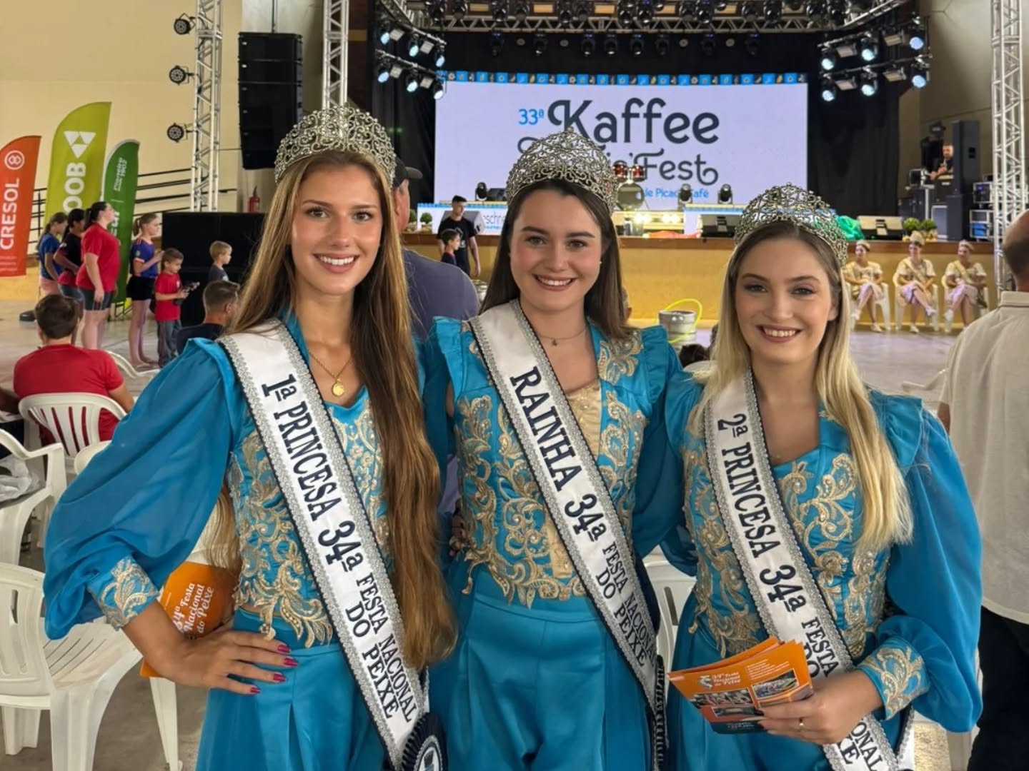 No último final de semana, a Rainha Jullya Netto Salazar, a 1ª Princesa Louise Cristhal de Araújo Boff e a 2ª Princesa Brenda Rodrigues estiveram presentes em importantes eventos pelo Estado, fortalecendo os laços culturais e promovendo uma das maiores celebrações do nosso município.