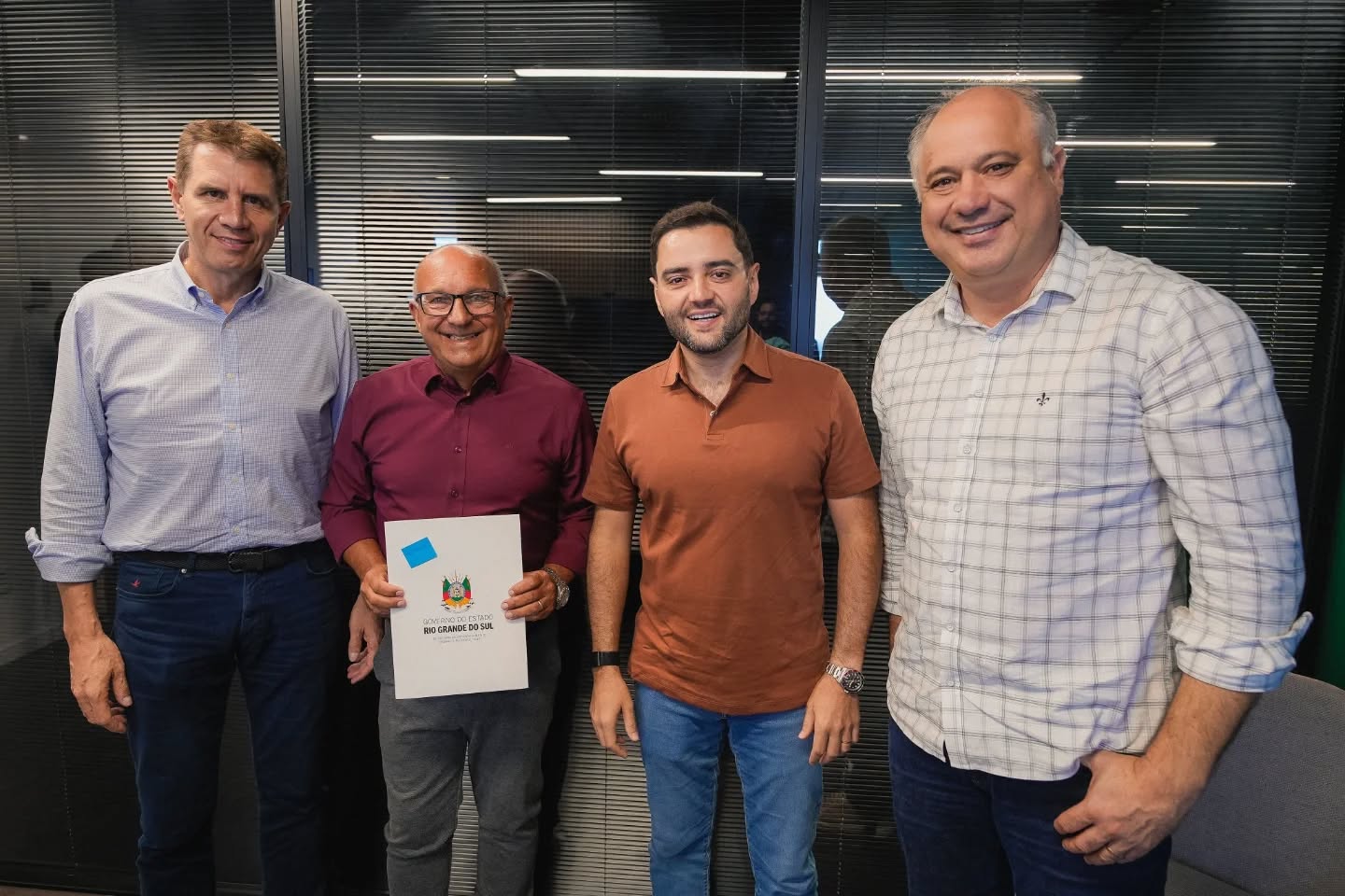 Na última quarta-feira (01/04), o prefeito Juarezinho esteve em agenda com o vice-governador Gabriel Souza, com o secretário da SEDUR – Secretaria de Desenvolvimento Urbano e Metropolitano, Fernando Classmann, e com o deputado estadual Luciano Silveira, para a assinatura do termo de convênio que garante novos investimentos em pavimentação para o município, por meio do Programa Pavimenta 3, do Governo do Estado.