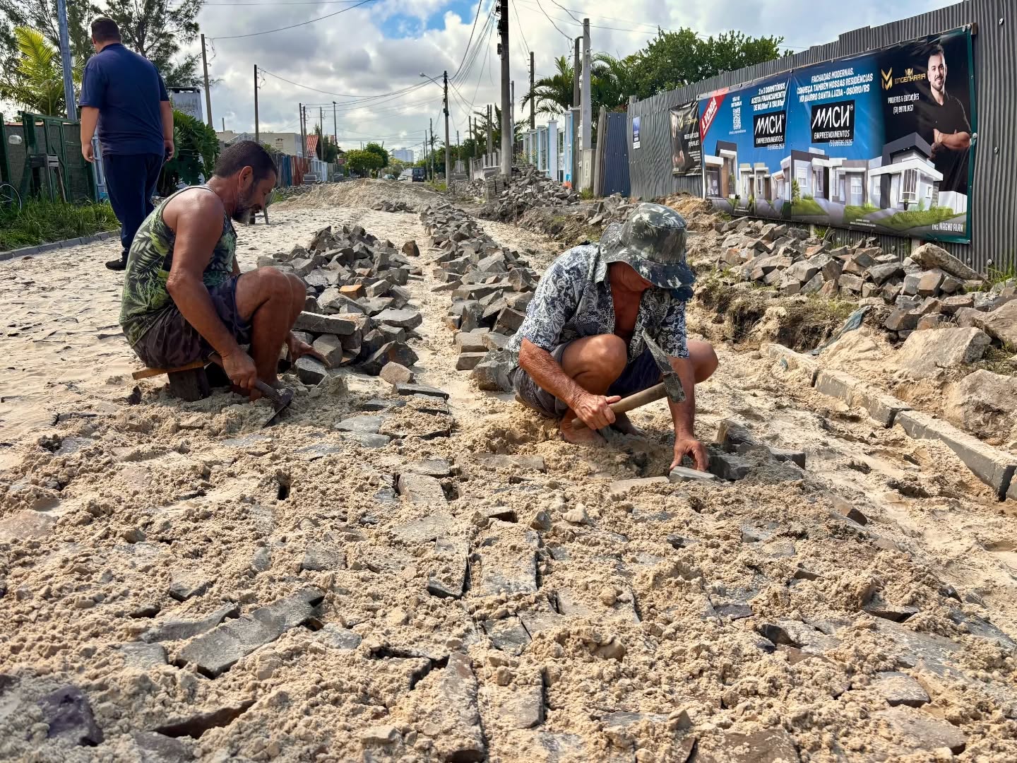 Nesta quinta-feira (19/03), o prefeito em exercício, Claudiomir, acompanhado do secretário de Obras, Thiago Lopes, e do vereador Ivan Apolinario, esteve na Rua Castro Alves (entre a Av. Osvaldo Bastos e a Rua Gamboa), acompanhando de perto a reposição de calçamento no local.