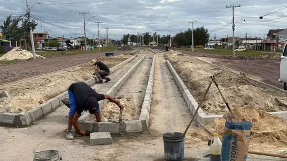 Na tarde de hoje, o prefeito Juarezinho Marques esteve acompanhando de perto o andamento das obras de duplicação da RS-786 (Av. Minas Gerais), ao lado do secretário de Obras Thiago Lopes e do diretor do Departamento de Engenharia da Prefeitura, Alcides Milanezi.