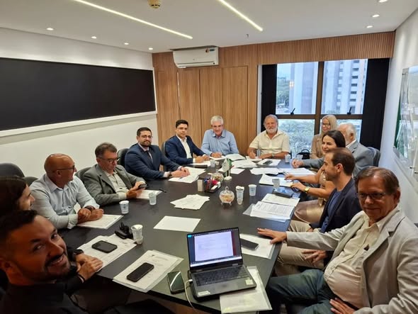 Durante reunião da ABRAMT, foram debatidas as ações judiciais em andamento para garantir a preservação das receitas de royalties do petróleo — recursos fundamentais para investimentos nas cidades. Atualmente, essas receitas têm sofrido quedas devido a decisões liminares, o que reforça a importância da união e mobilização dos municípios.