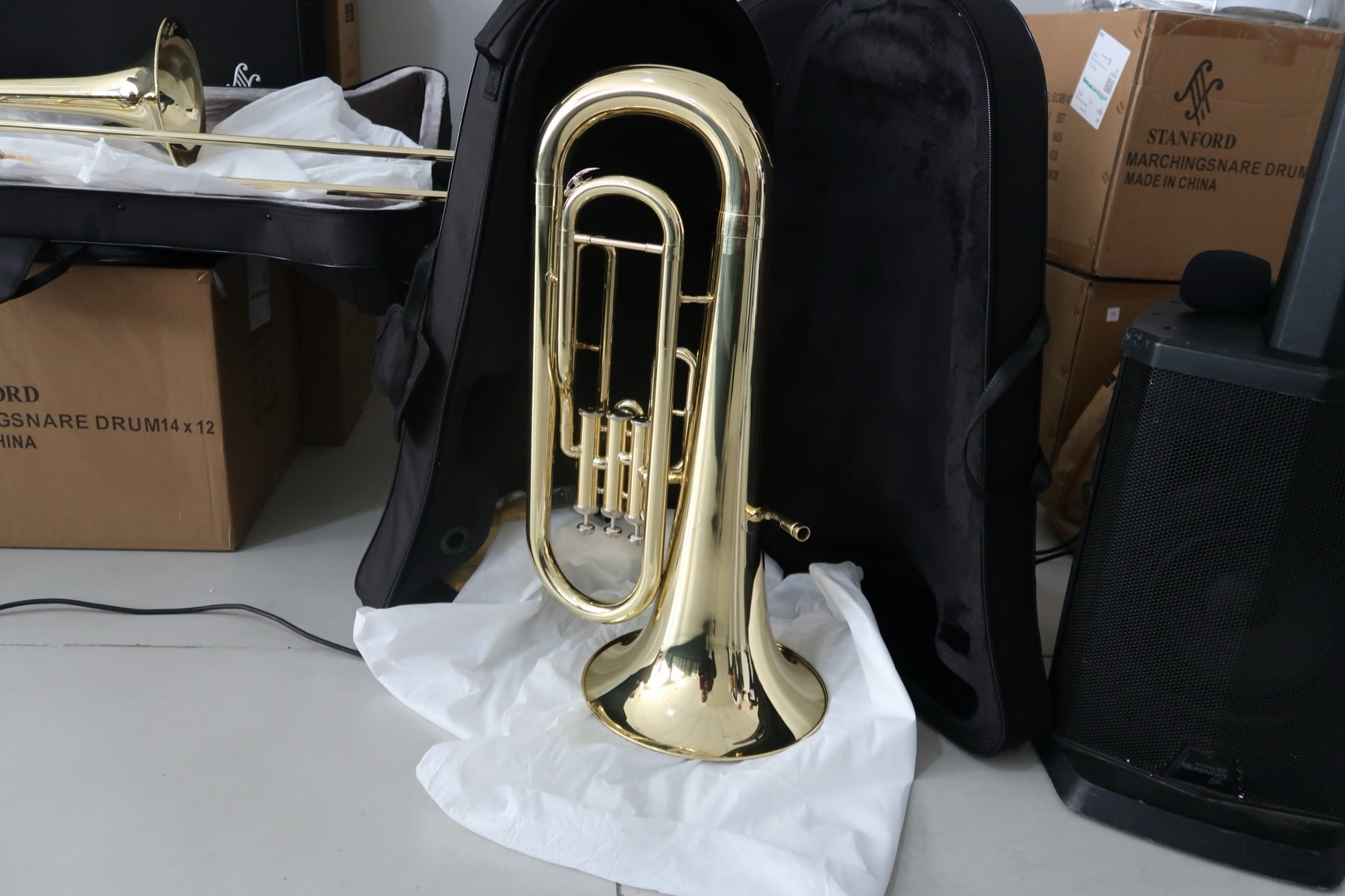 Na tarde desta sexta-feira (29), foi realizada a entrega de 51 instrumentos musicais para o projeto Tocando, Batucando e Encantando, uma iniciativa da Secretaria Municipal de Educação que leva o ensino da música para alunos da rede municipal e contribui para o desenvolvimento de talentos, da criatividade e da integração entre os estudantes.